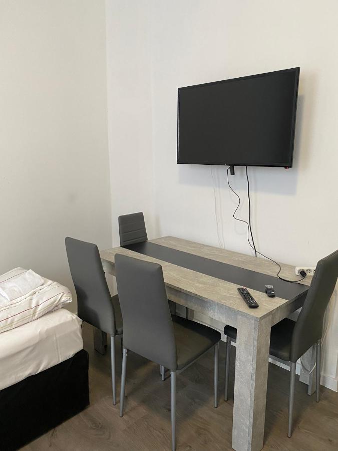 Modernes Apartment Mit 2 Schlafzimmern Und Privatparkplatz Nahe Innenstadt นอยมึนสเตอร์ ภายนอก รูปภาพ