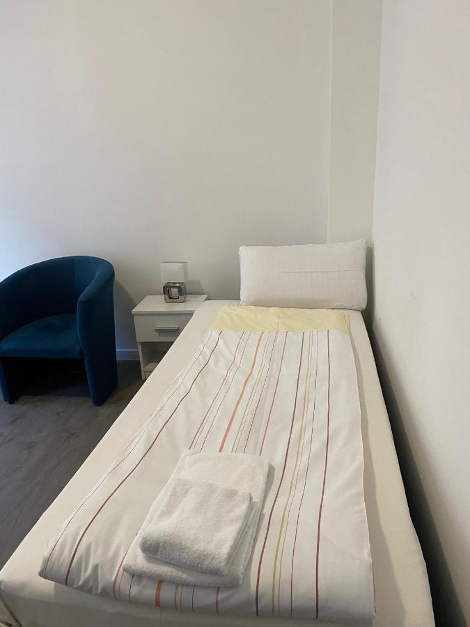 Modernes Apartment Mit 2 Schlafzimmern Und Privatparkplatz Nahe Innenstadt นอยมึนสเตอร์ ภายนอก รูปภาพ
