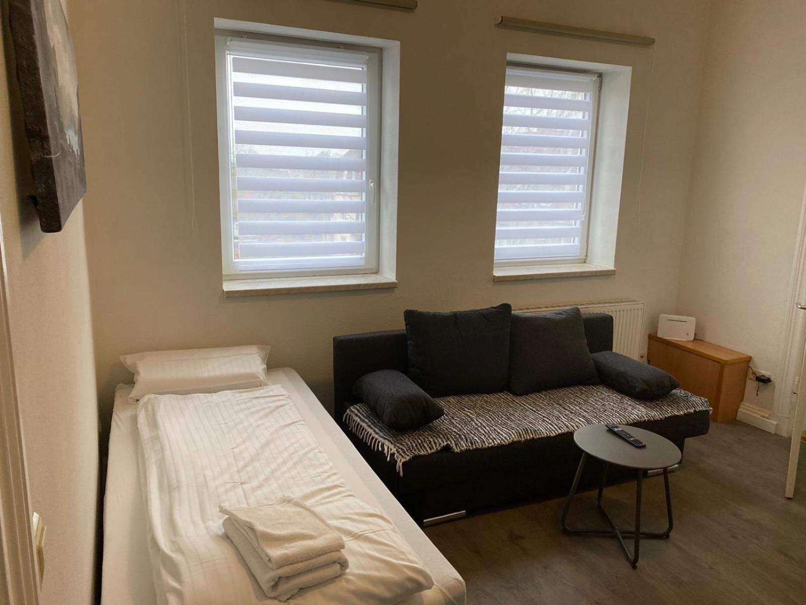 Modernes Apartment Mit 2 Schlafzimmern Und Privatparkplatz Nahe Innenstadt นอยมึนสเตอร์ ภายนอก รูปภาพ