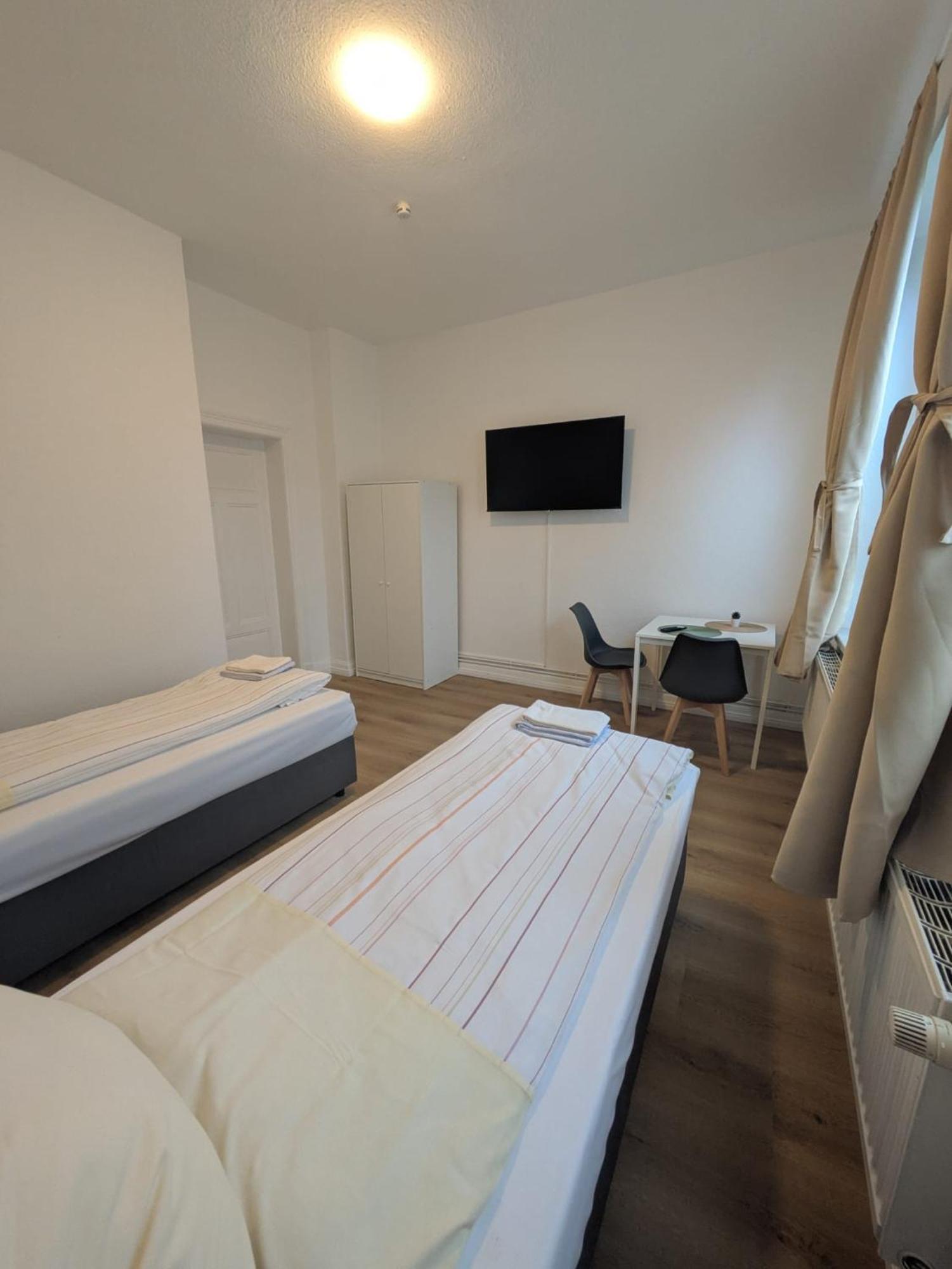 Modernes Apartment Mit 2 Schlafzimmern Und Privatparkplatz Nahe Innenstadt นอยมึนสเตอร์ ภายนอก รูปภาพ