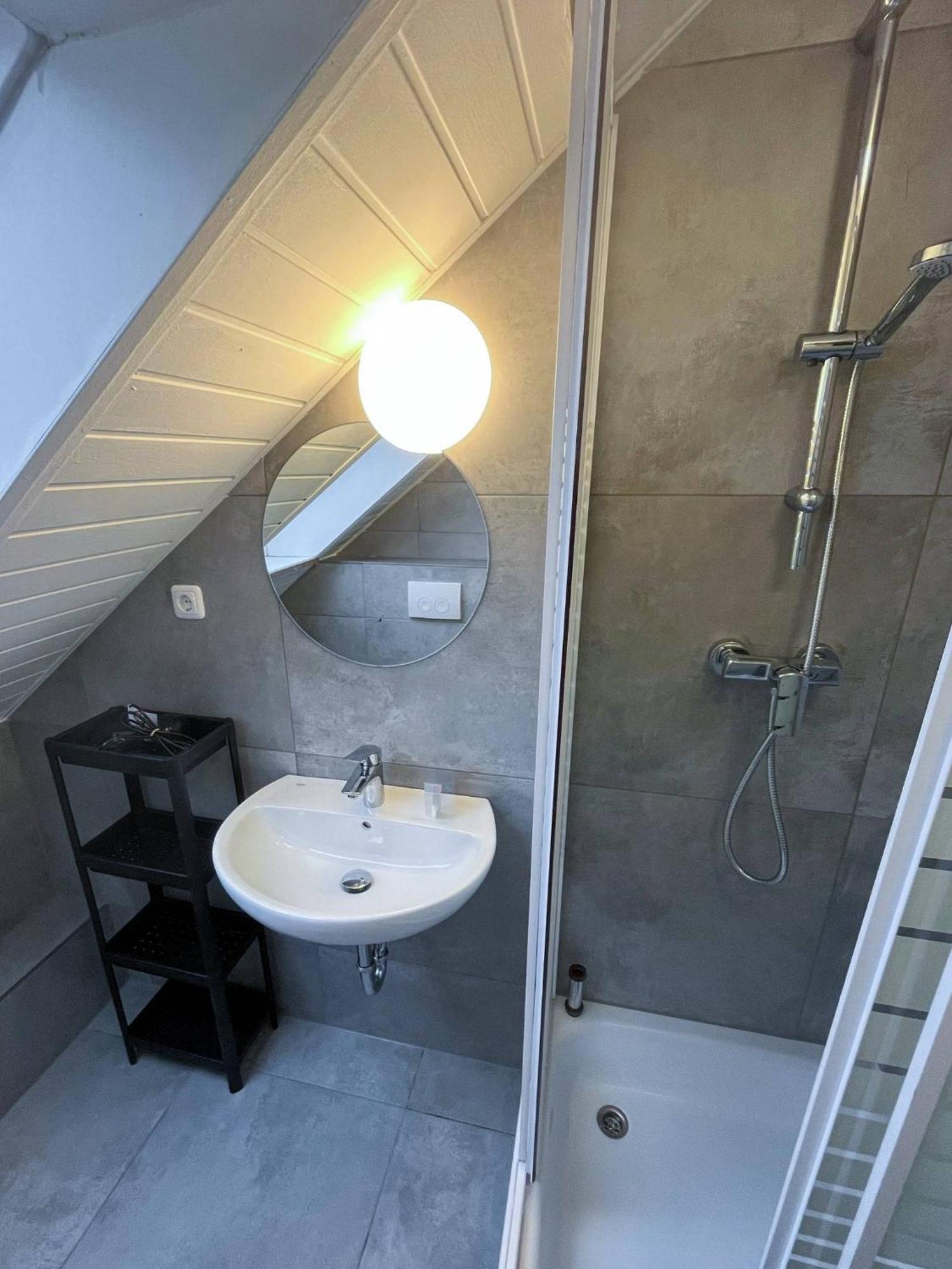 Modernes Apartment Mit 2 Schlafzimmern Und Privatparkplatz Nahe Innenstadt นอยมึนสเตอร์ ภายนอก รูปภาพ