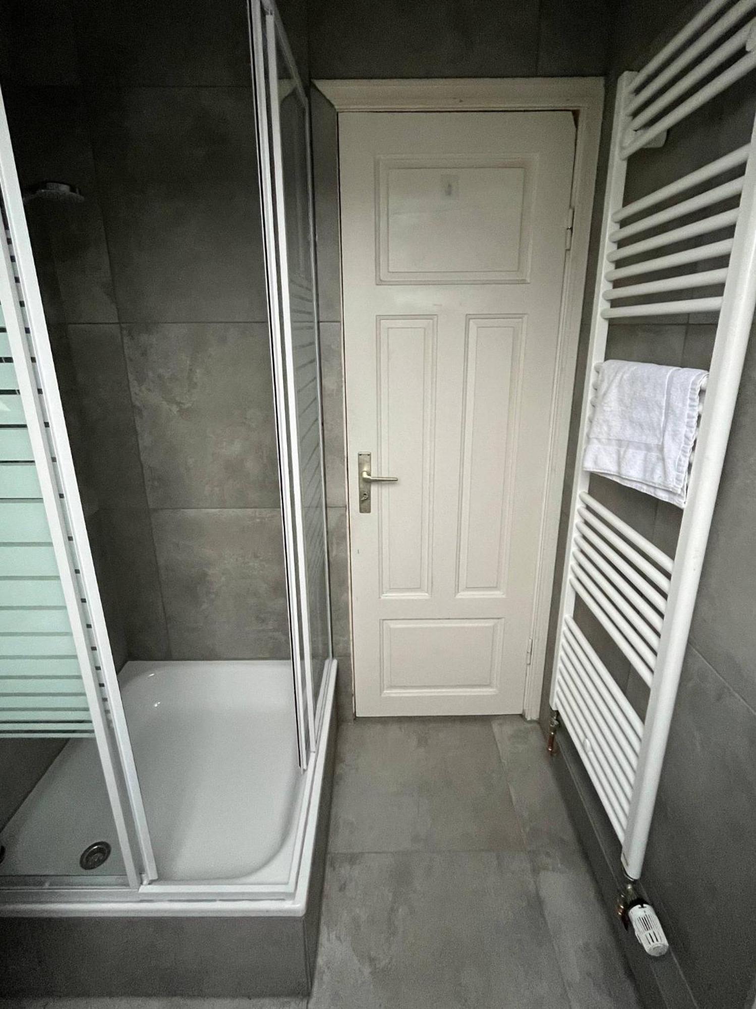 Modernes Apartment Mit 2 Schlafzimmern Und Privatparkplatz Nahe Innenstadt นอยมึนสเตอร์ ภายนอก รูปภาพ