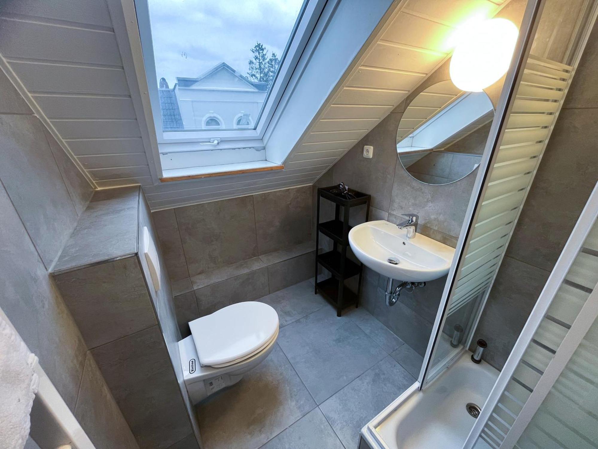 Modernes Apartment Mit 2 Schlafzimmern Und Privatparkplatz Nahe Innenstadt นอยมึนสเตอร์ ภายนอก รูปภาพ