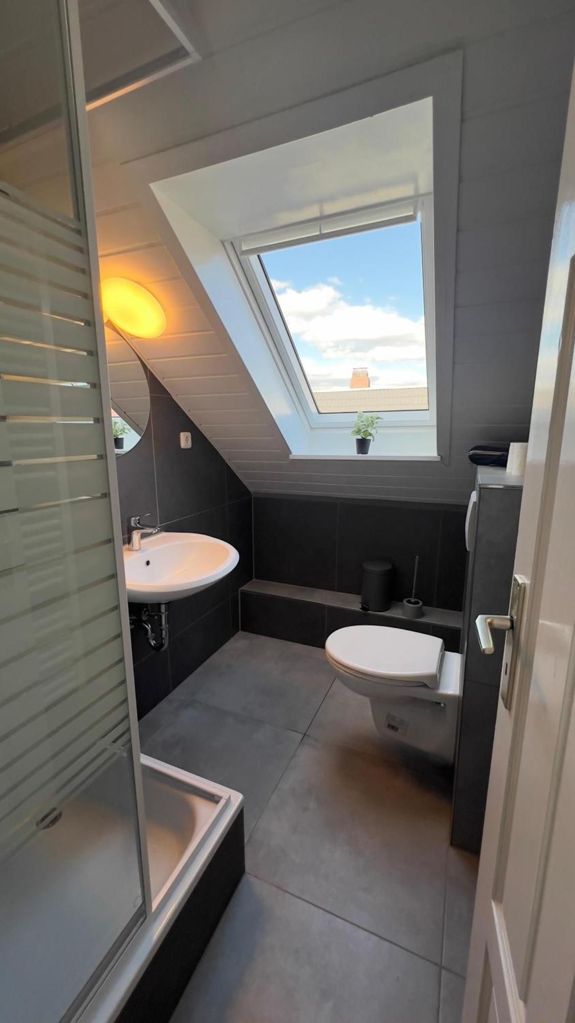Modernes Apartment Mit 2 Schlafzimmern Und Privatparkplatz Nahe Innenstadt นอยมึนสเตอร์ ภายนอก รูปภาพ