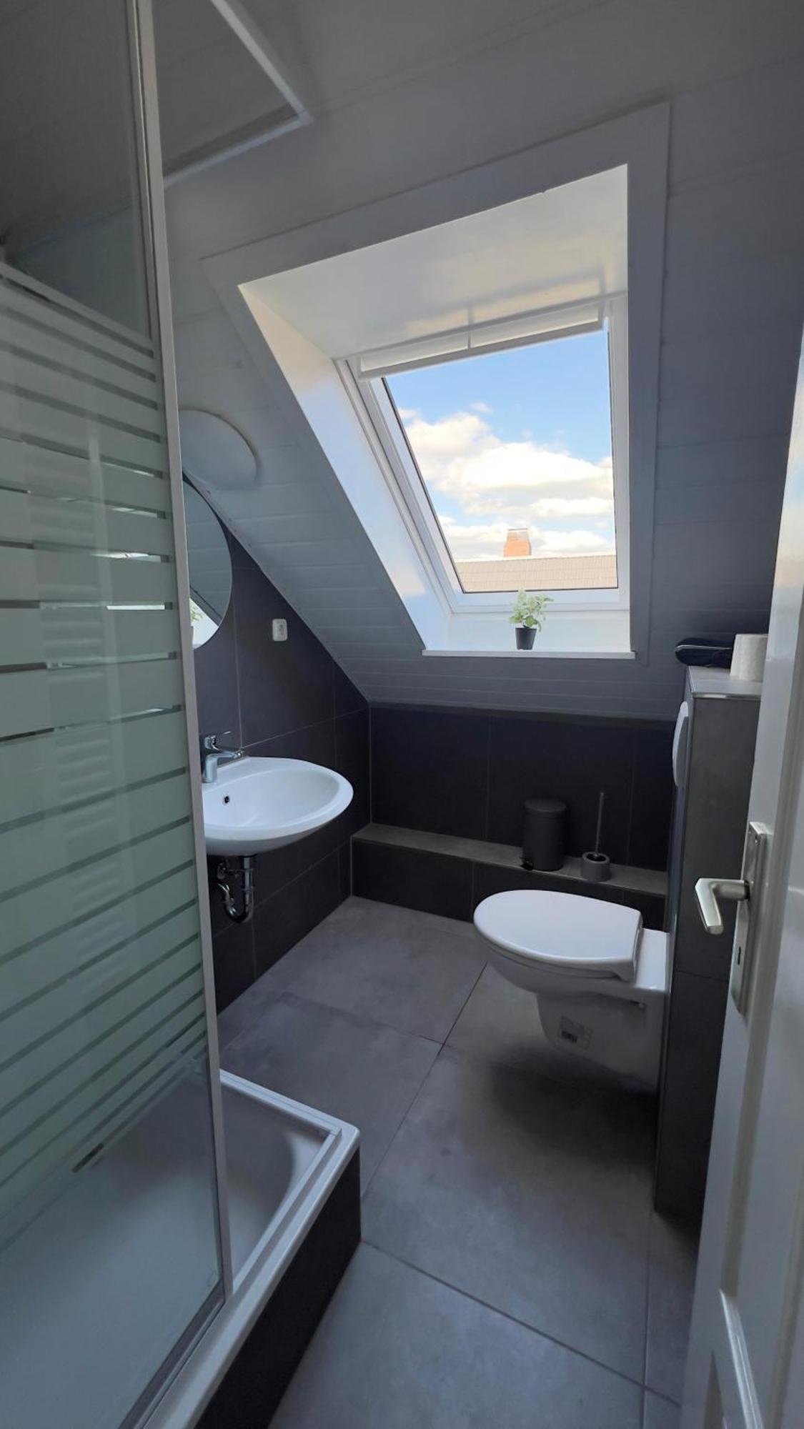 Modernes Apartment Mit 2 Schlafzimmern Und Privatparkplatz Nahe Innenstadt นอยมึนสเตอร์ ภายนอก รูปภาพ