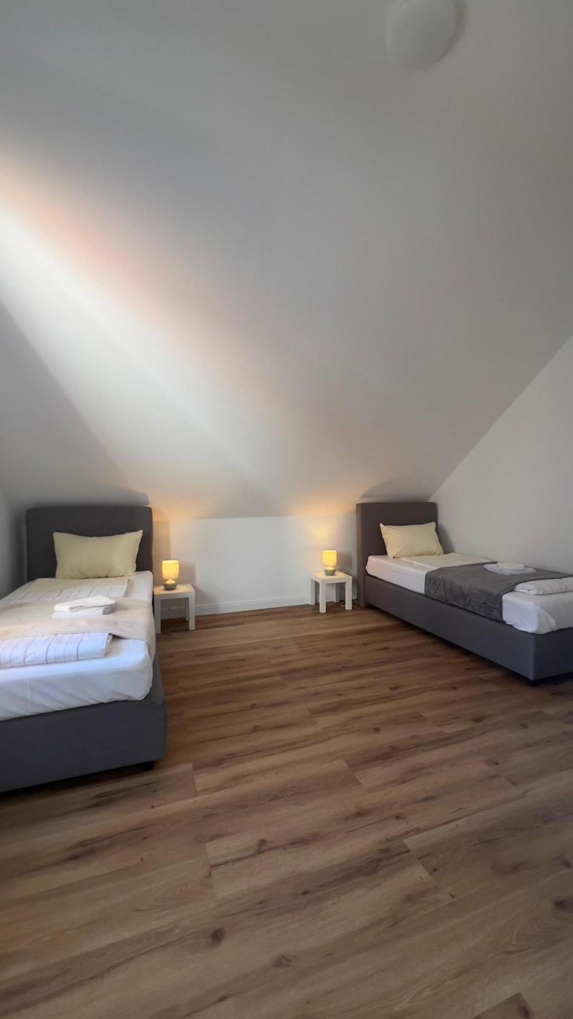Modernes Apartment Mit 2 Schlafzimmern Und Privatparkplatz Nahe Innenstadt นอยมึนสเตอร์ ภายนอก รูปภาพ