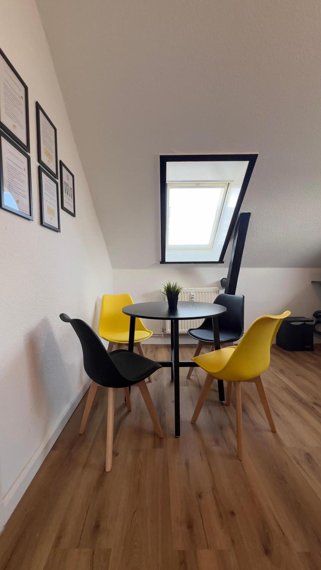 Modernes Apartment Mit 2 Schlafzimmern Und Privatparkplatz Nahe Innenstadt นอยมึนสเตอร์ ภายนอก รูปภาพ