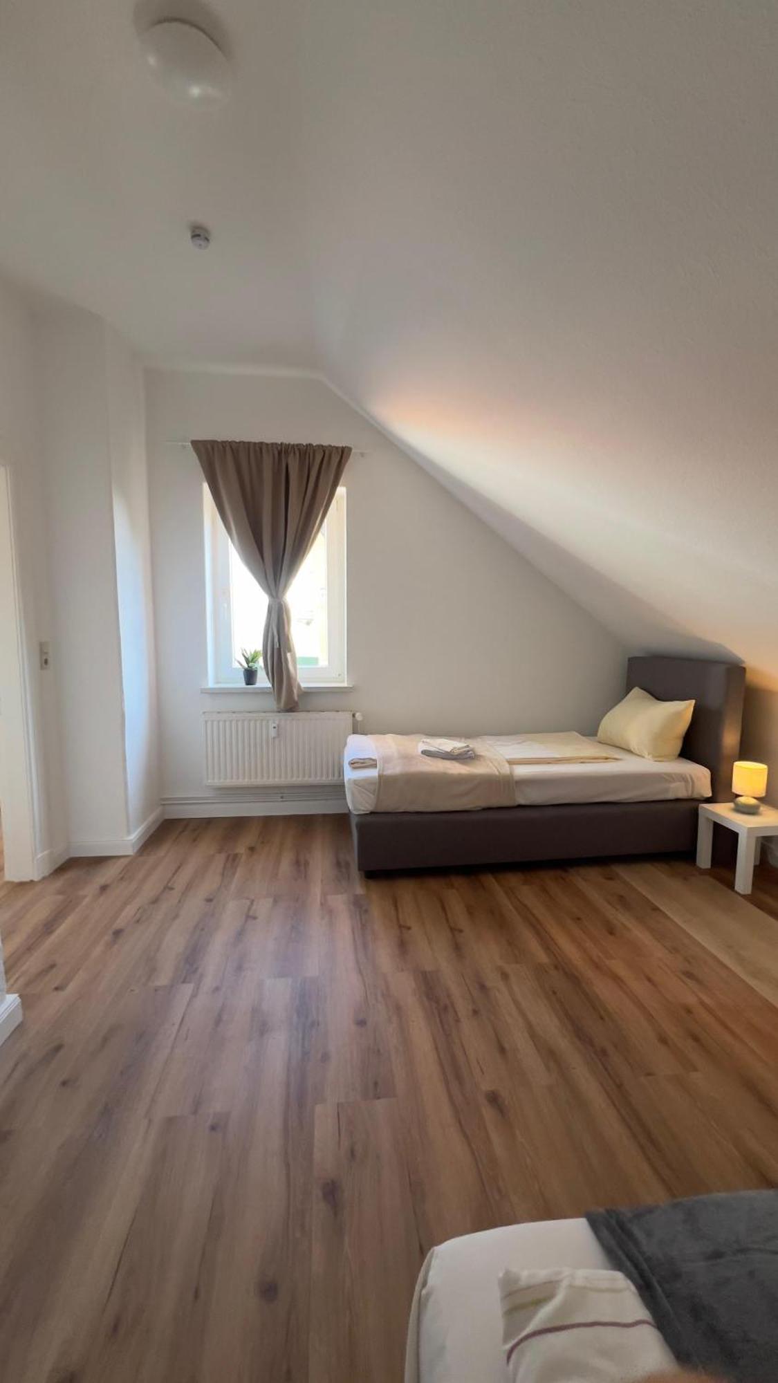 Modernes Apartment Mit 2 Schlafzimmern Und Privatparkplatz Nahe Innenstadt นอยมึนสเตอร์ ภายนอก รูปภาพ