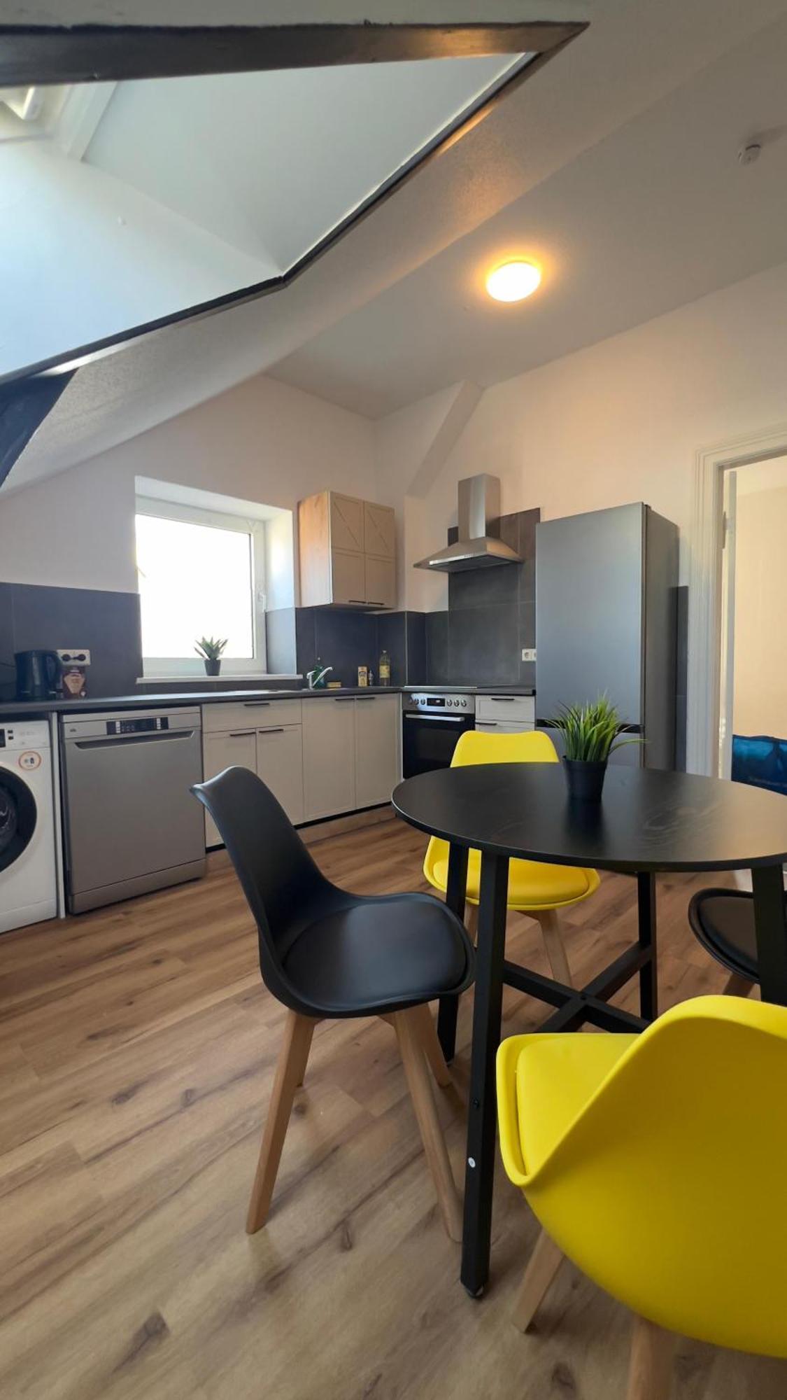 Modernes Apartment Mit 2 Schlafzimmern Und Privatparkplatz Nahe Innenstadt นอยมึนสเตอร์ ภายนอก รูปภาพ