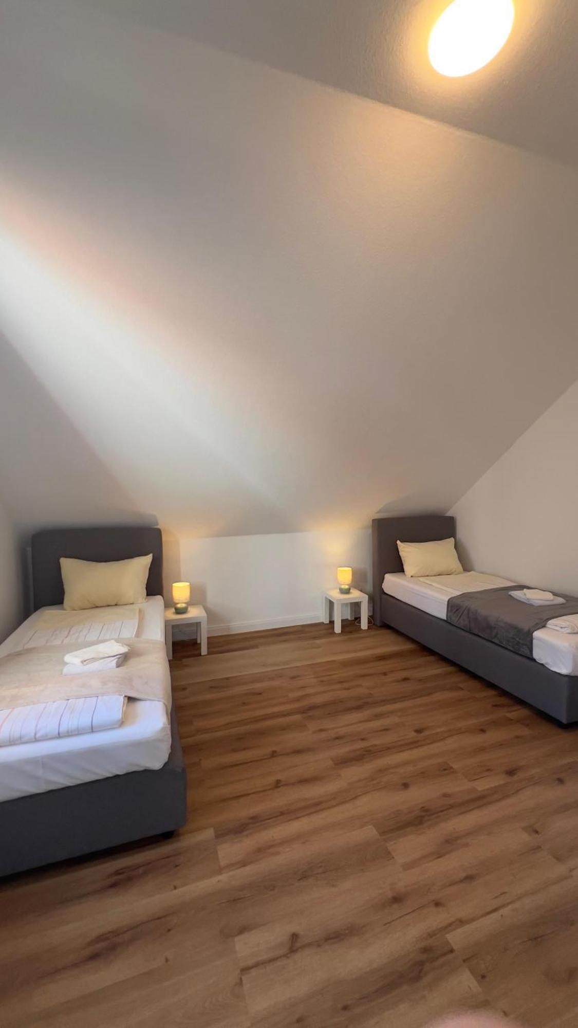 Modernes Apartment Mit 2 Schlafzimmern Und Privatparkplatz Nahe Innenstadt นอยมึนสเตอร์ ภายนอก รูปภาพ