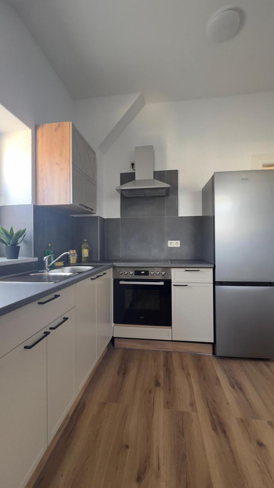 Modernes Apartment Mit 2 Schlafzimmern Und Privatparkplatz Nahe Innenstadt นอยมึนสเตอร์ ภายนอก รูปภาพ