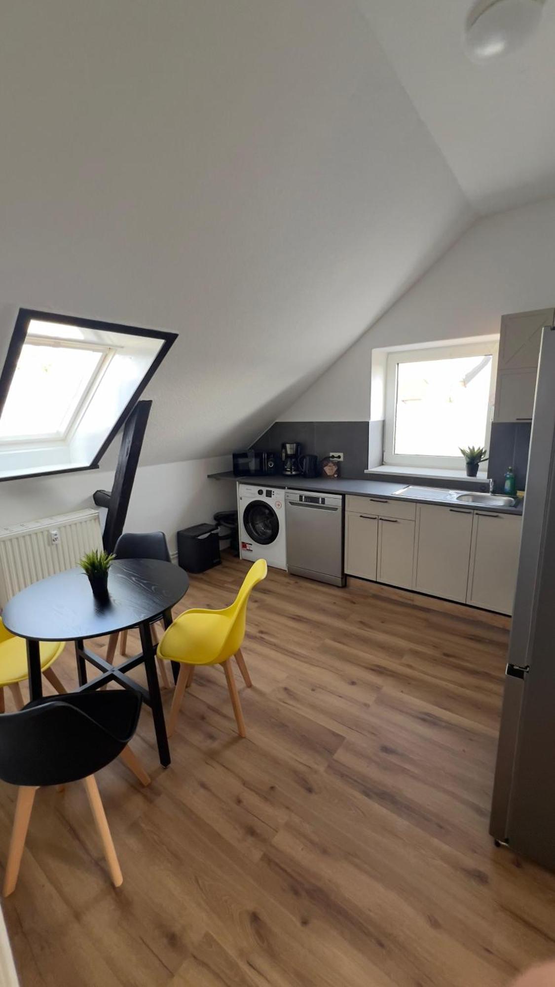 Modernes Apartment Mit 2 Schlafzimmern Und Privatparkplatz Nahe Innenstadt นอยมึนสเตอร์ ภายนอก รูปภาพ